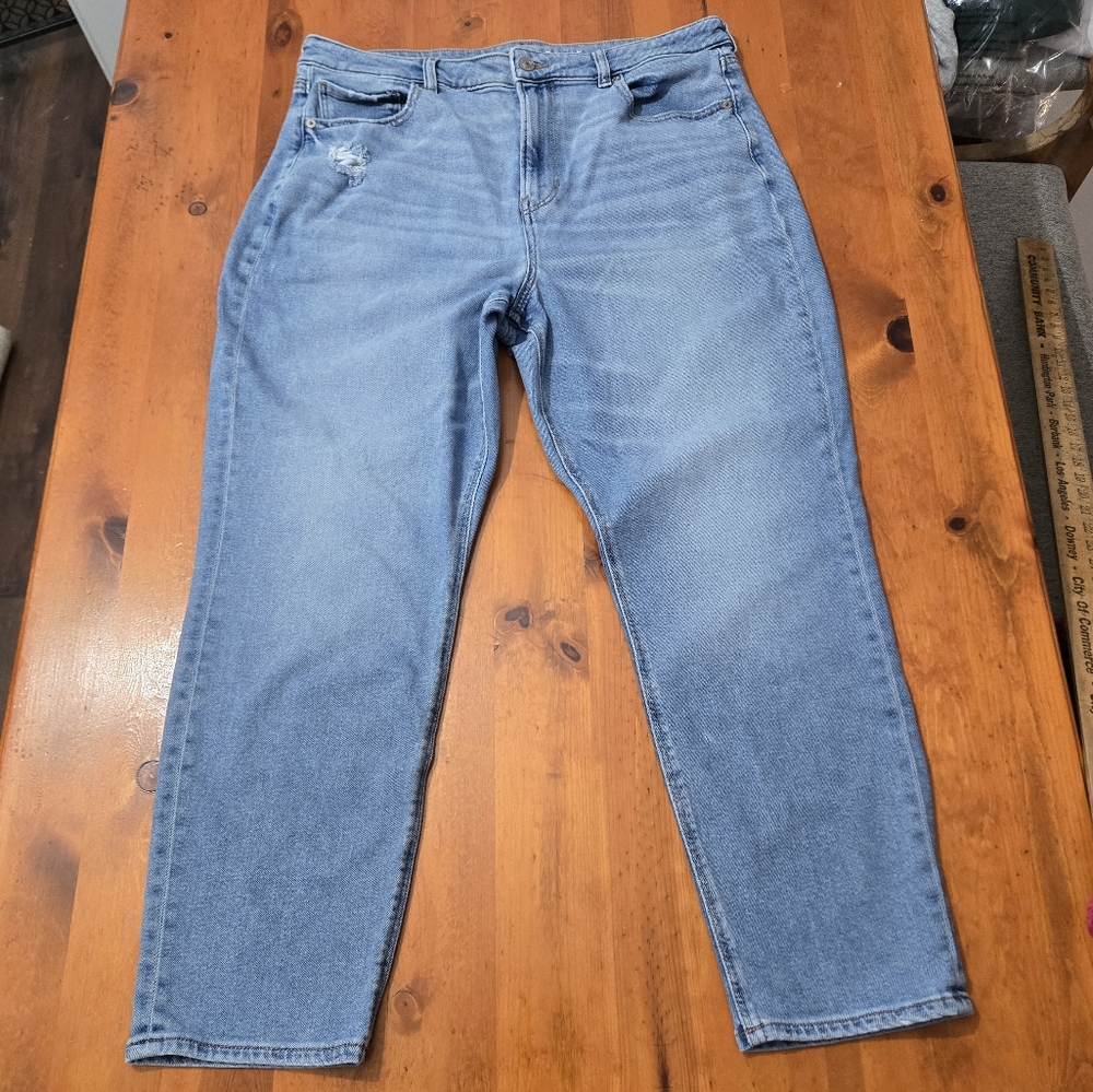 American Eagle Mom Jeans Size 16 Regular Stretch High Rise Light Wash Blue Crop